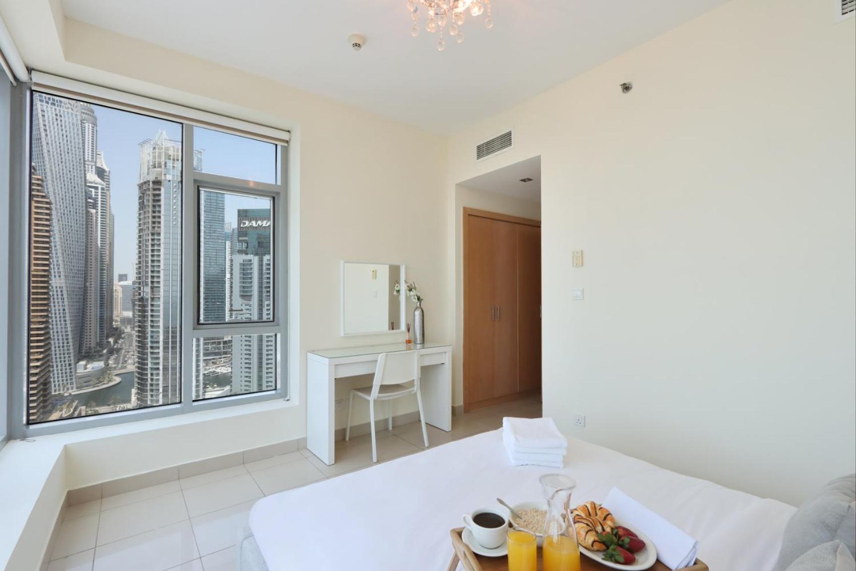 Livbnb- 1bw Marina View, Pool, Walk To Attractions Apartment *