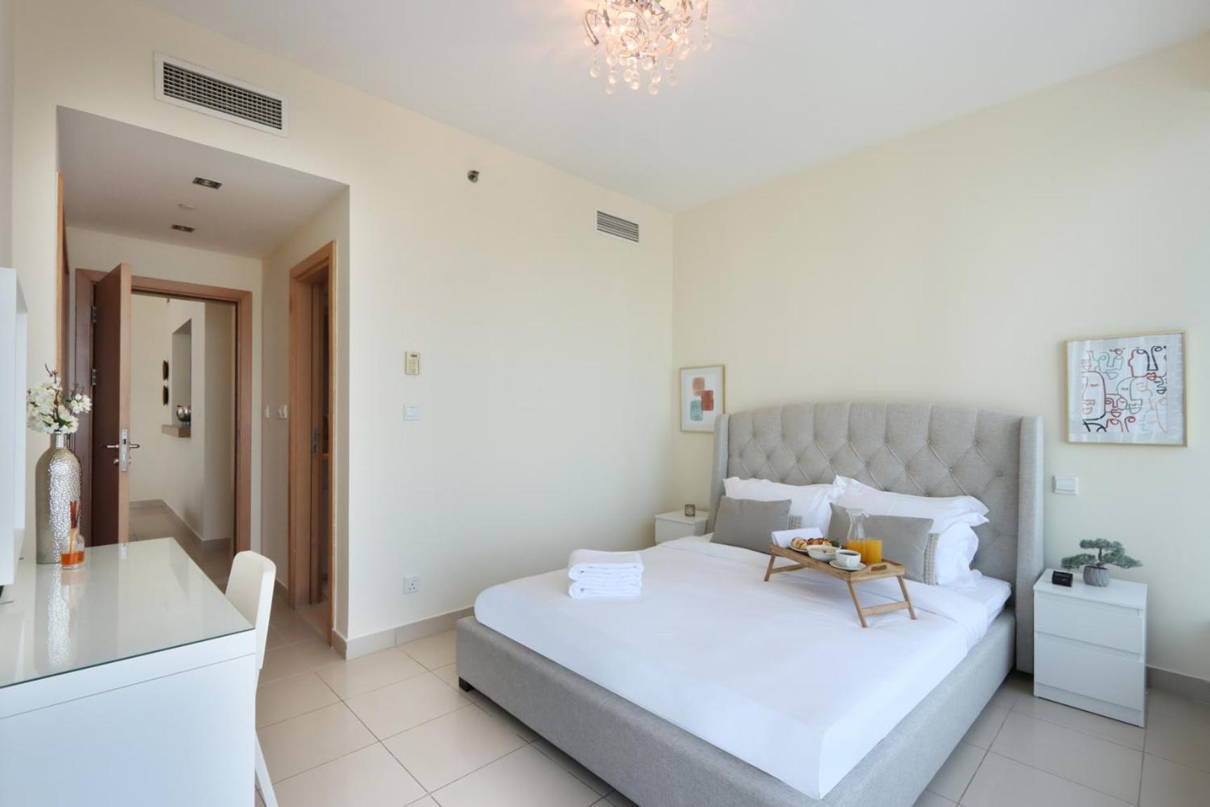 Livbnb- 1bw Marina View, Pool, Walk To Attractions Apartment *