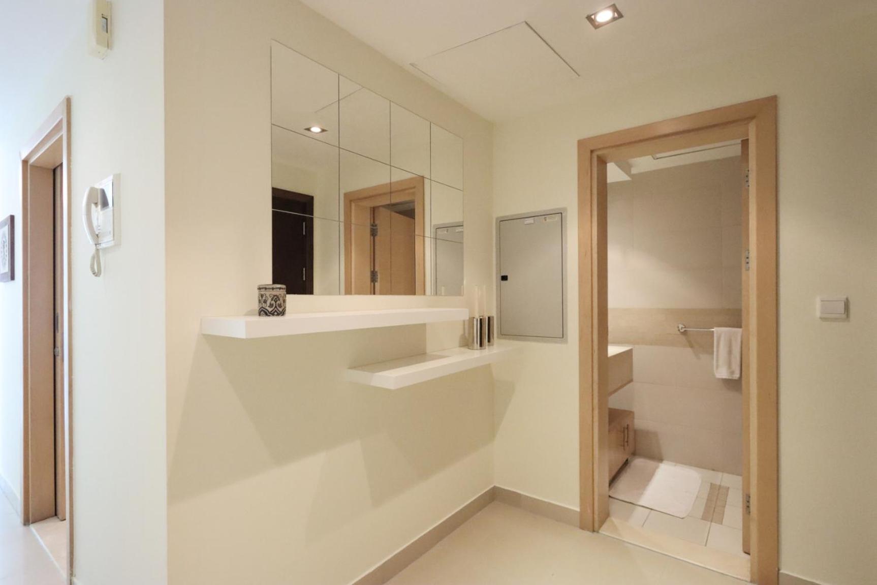 Apartment Livbnb- 1bw Marina View, Pool, Walk To Attractions *